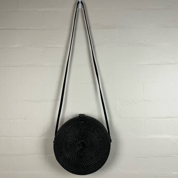 Wicker Crossbody Bag Vintage Style Lined interior Black circular Bag Clasp Close - Picture 4 of 17